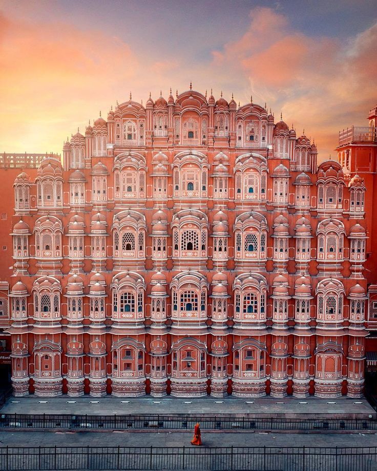 Hawa Mahal is in top 10 places to visit in jaipur